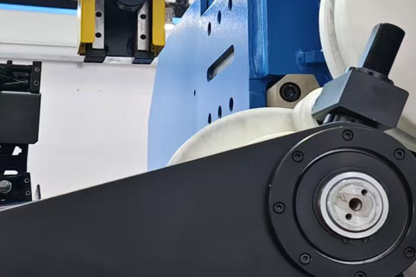 遼寧宏山科技有限公司為客戶提供多種低壓、中壓寬電壓范圍等級變頻器，應用于工業(yè)自動化各類領域！